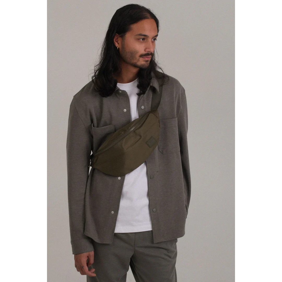 mand med arcus bumbag army grøn