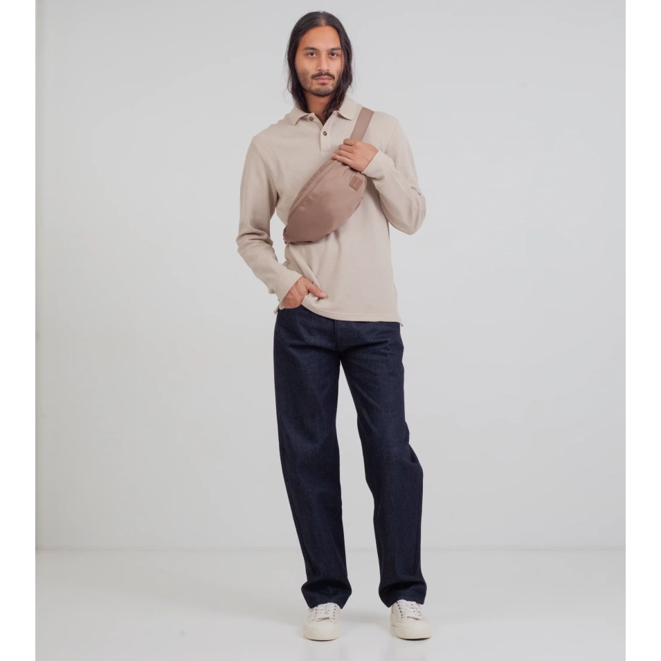 mand med arcus bumbag brun