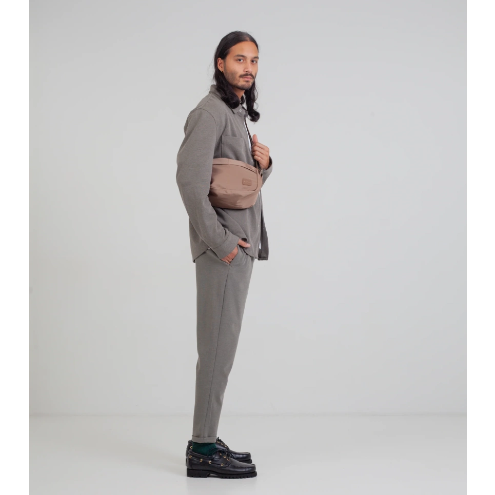 Mand med Arcus brun bumbag