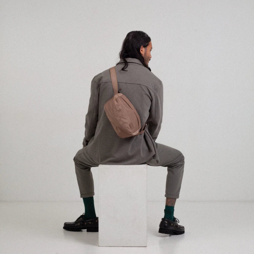 Mand med Arcus brun bumbag