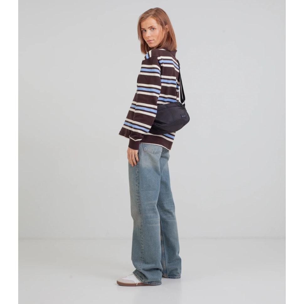 Kvinde med sort Arcus Crossbody taske