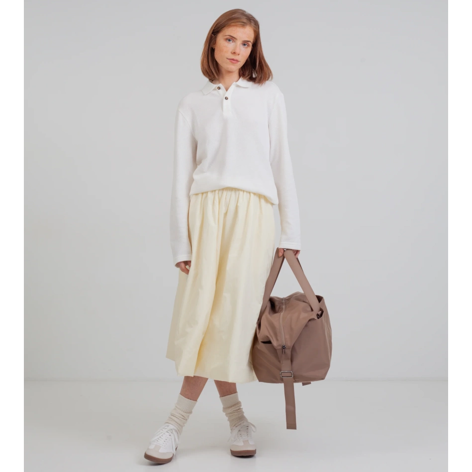 kvinde med Arcus brun dufflebag