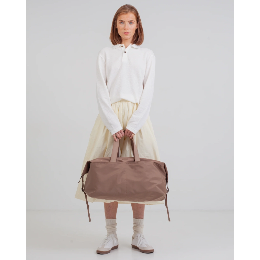 kvinde med Arcus brun dufflebag