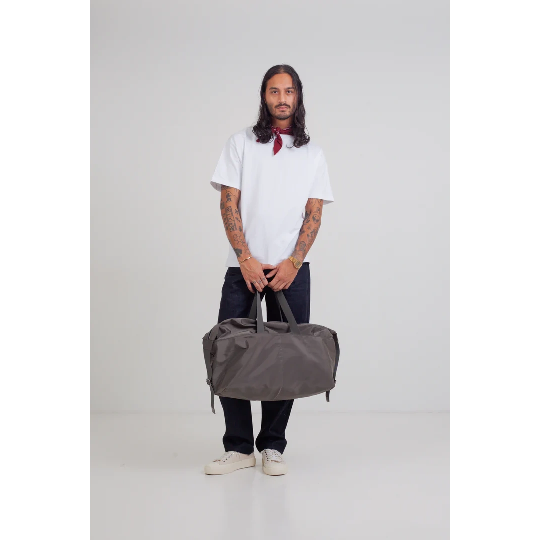 Mand med Arcus Grå Duffel Bag