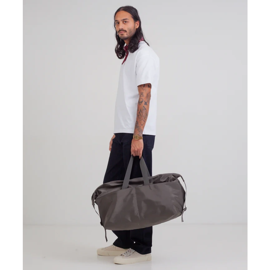 Mand med Arcus Grå Duffel Bag