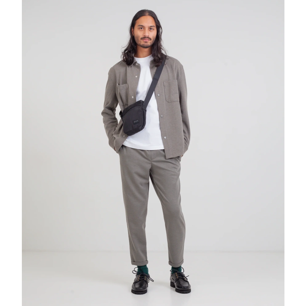 mand med sort arcus phone bag