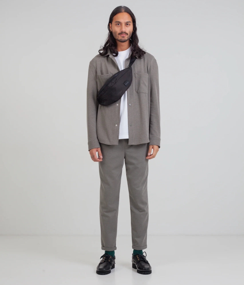 mand med arcus bumbag sort