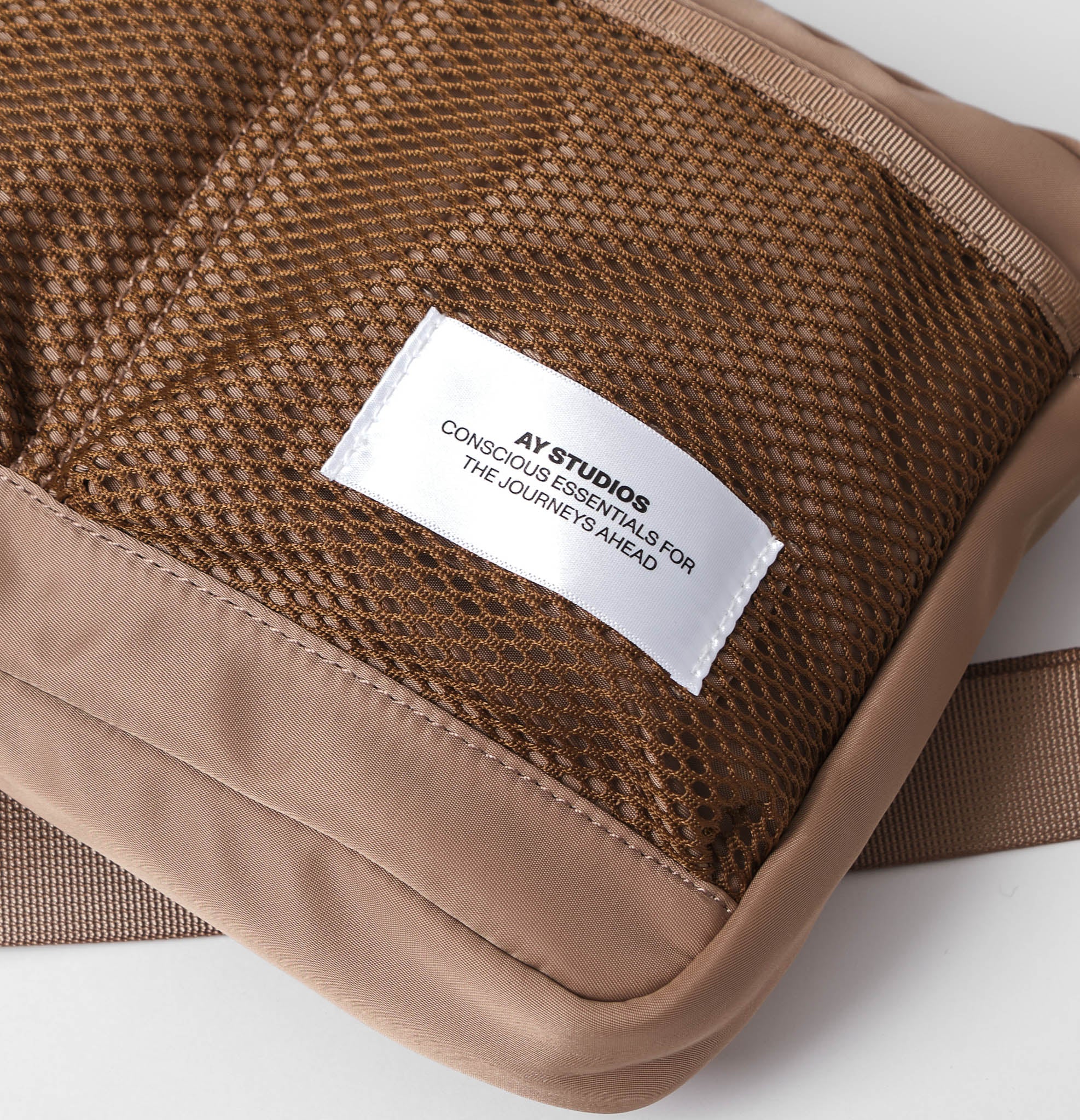 AY Srudios Crossbody bag brun, detalje