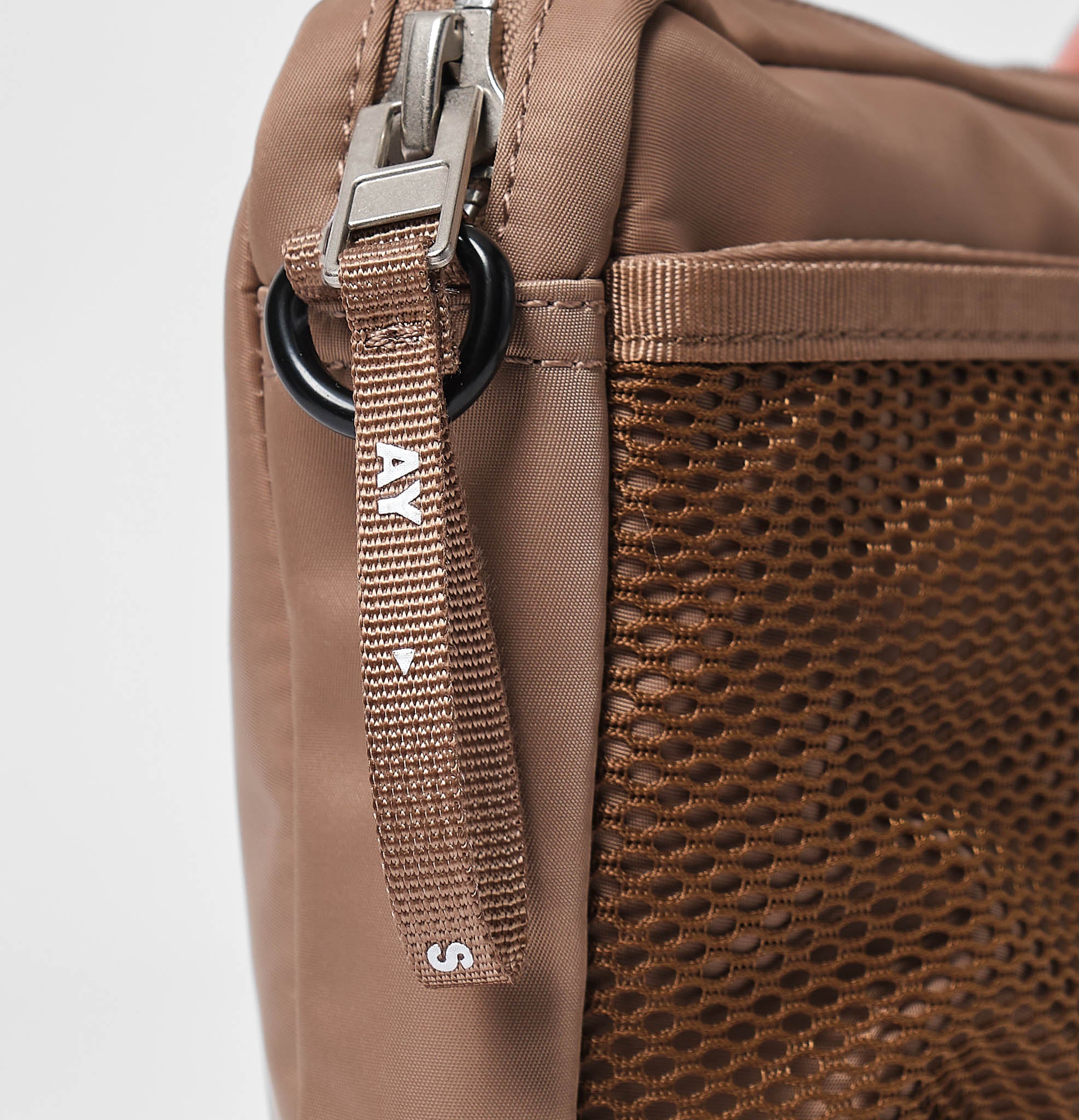 AY Studios Crossbody bag brun detalje