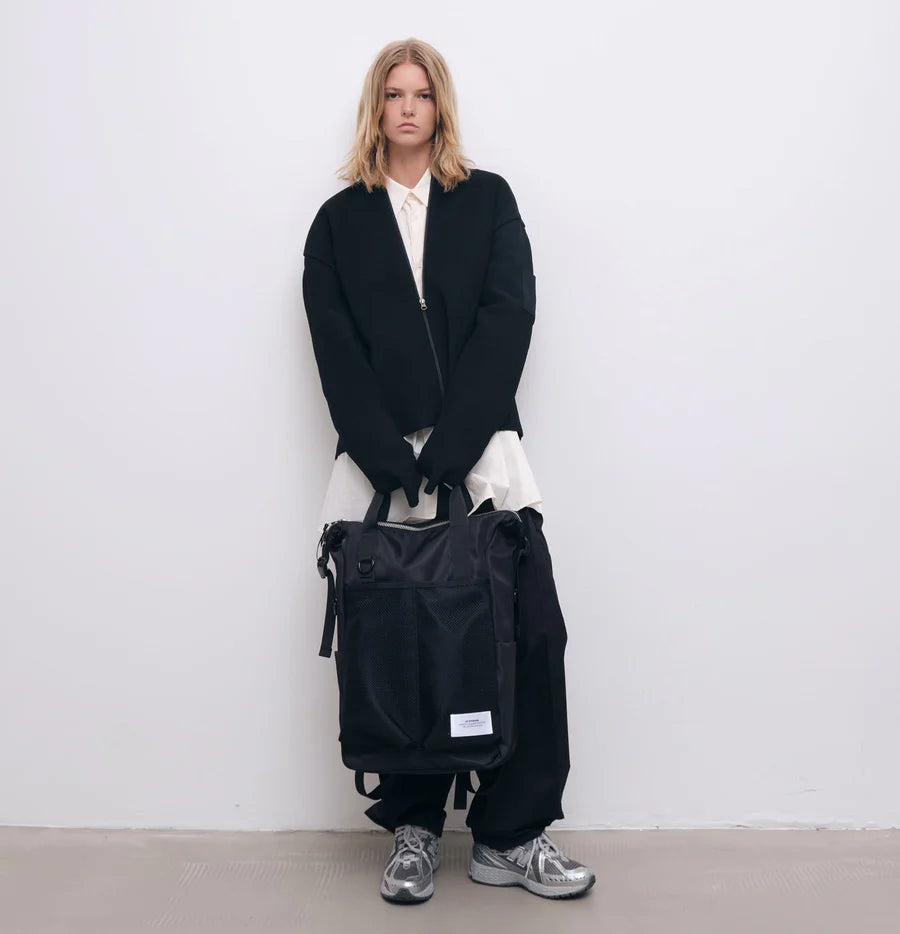 kvinde med Ay studios backpack