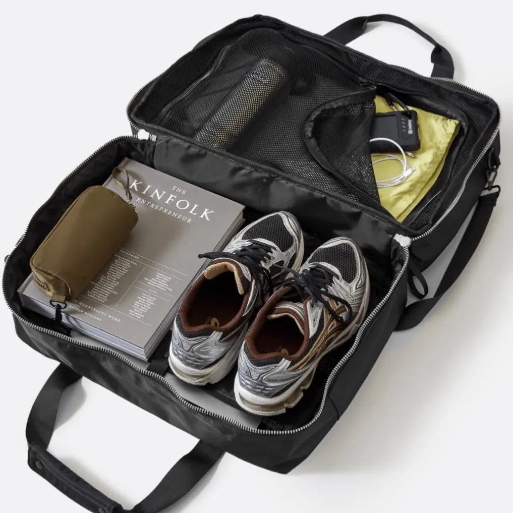 Ay Studios sort weekendtaske med indhold åben