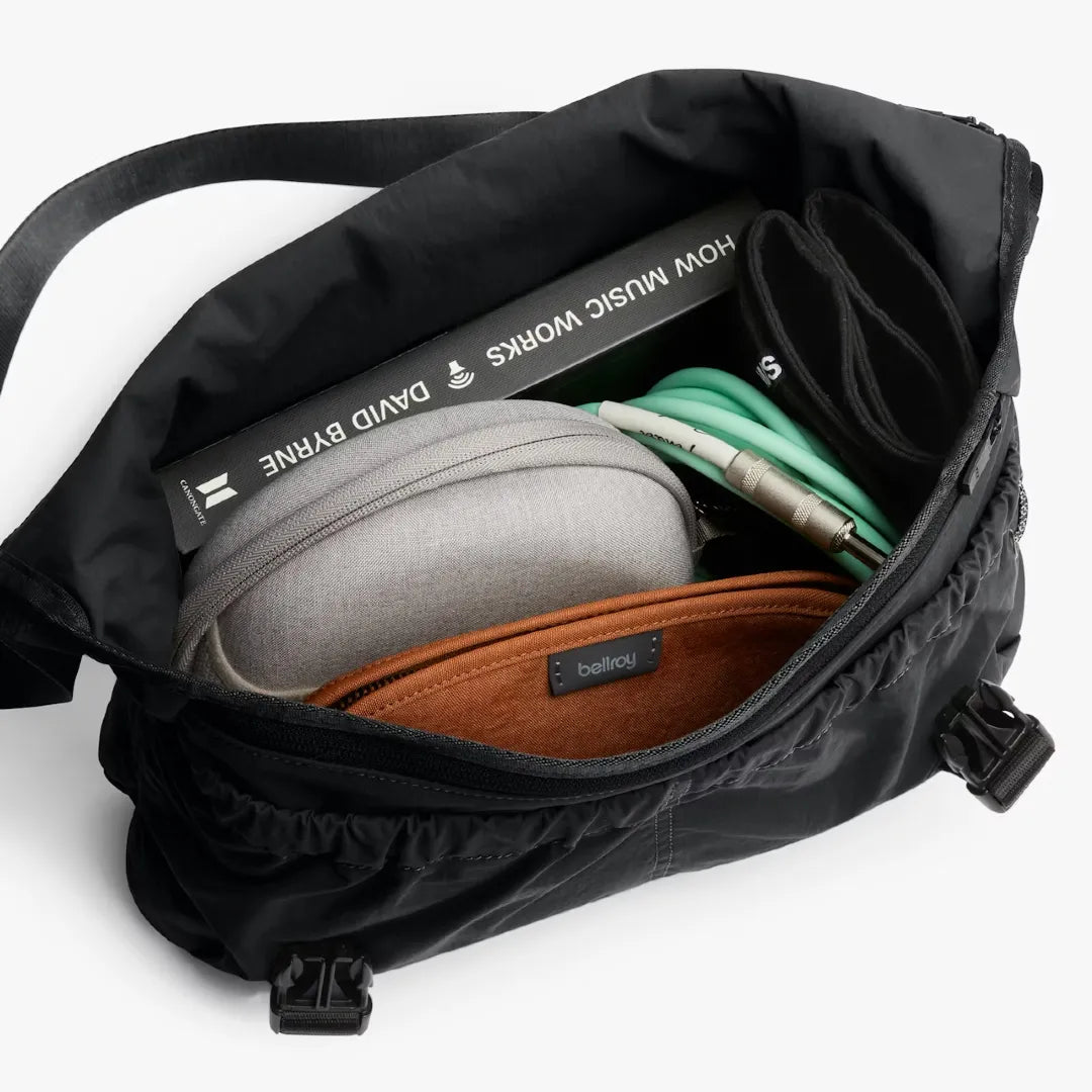 Bellroy Cinch messenger taske, sort, åben med indhold