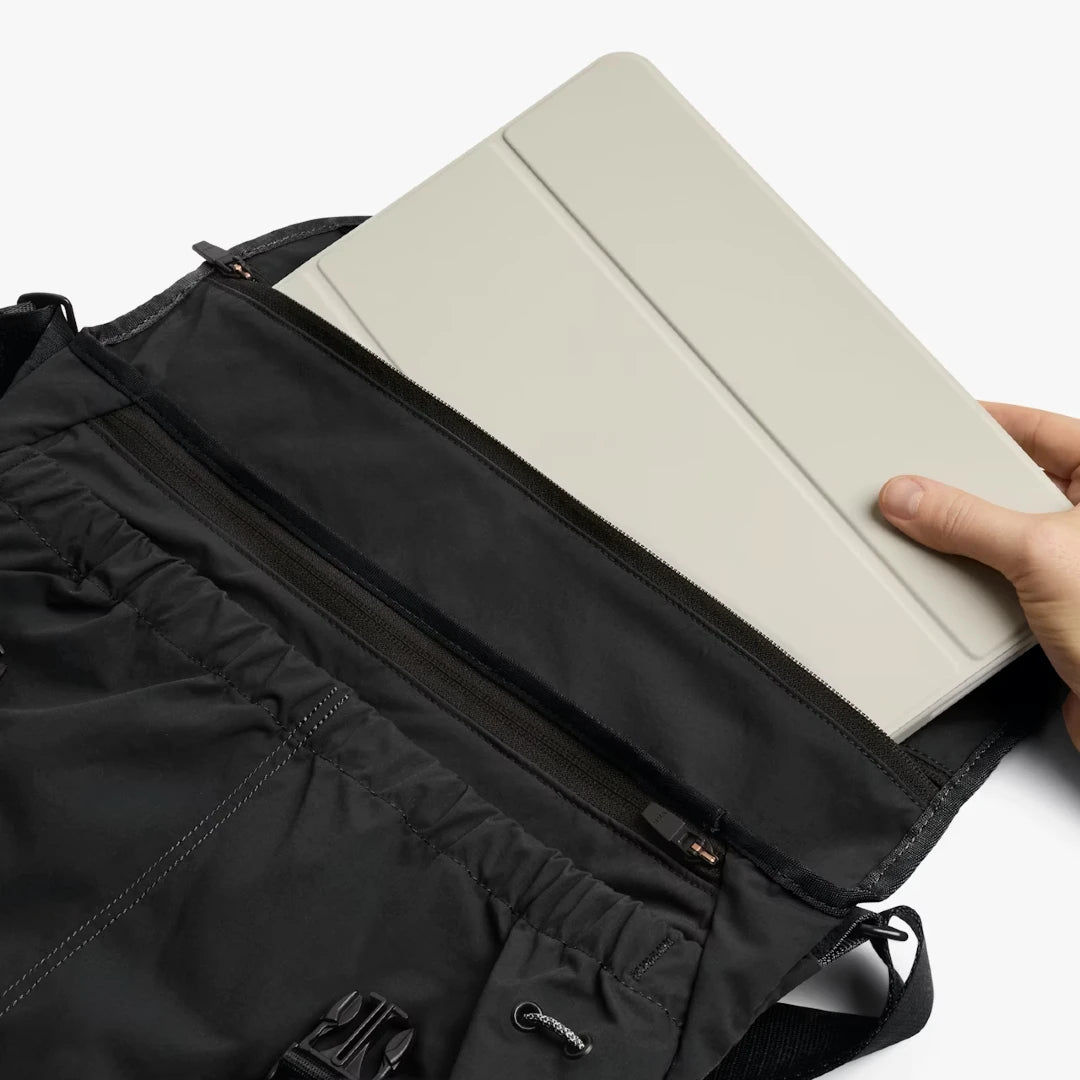 Bellroy Cinch messenger taske, sort, åben