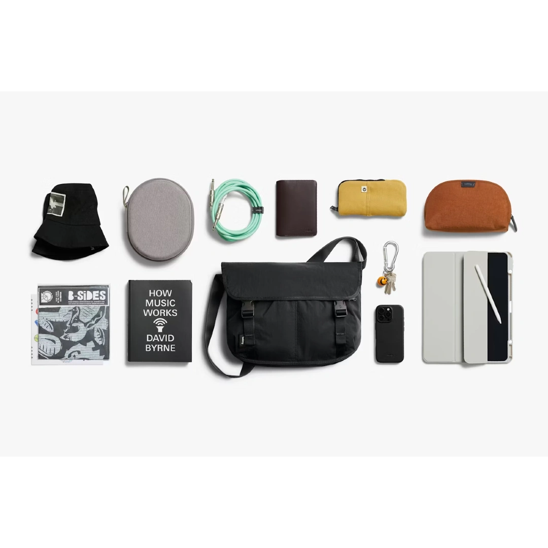 Bellroy Cinch messenger taske, sort, flatlay