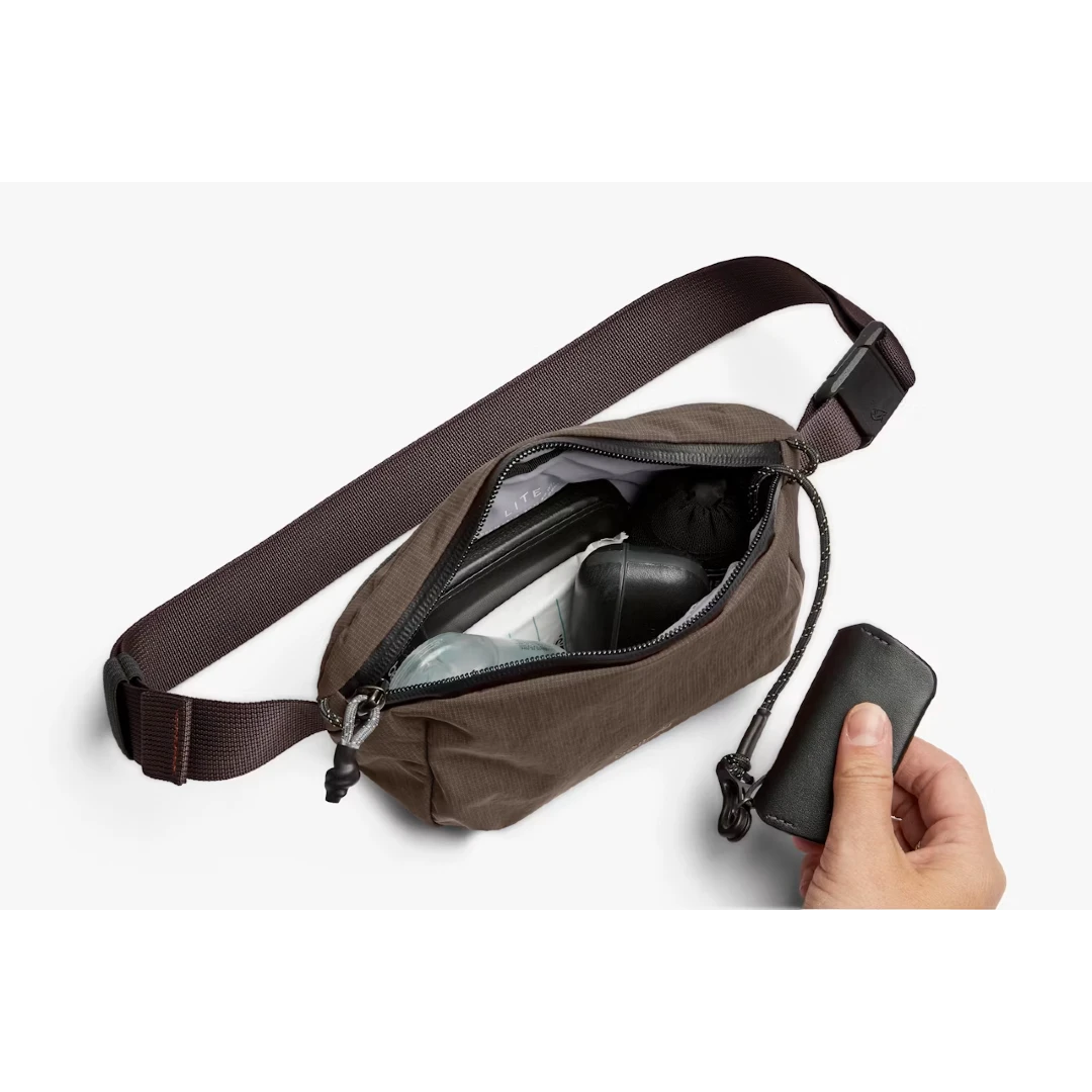 Bellroy Lite beltetaske i farven river rock/brun, med indhold