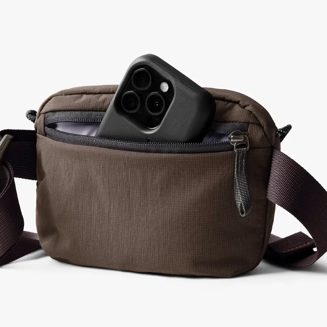 Bellroy Lite beltetaske i farven river rock/brun, baglomme med mobil