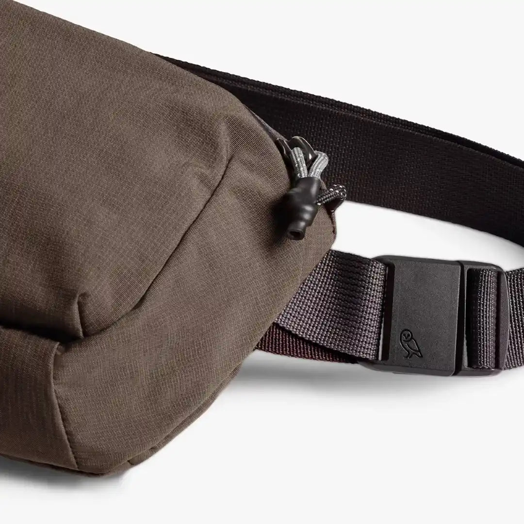 Bellroy Lite beltetaske i farven river rock/brun, detalje