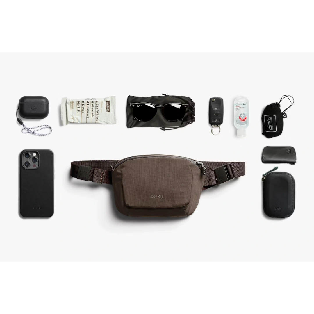 Bellroy Lite beltetaske i farven river rock/brun, flatlay