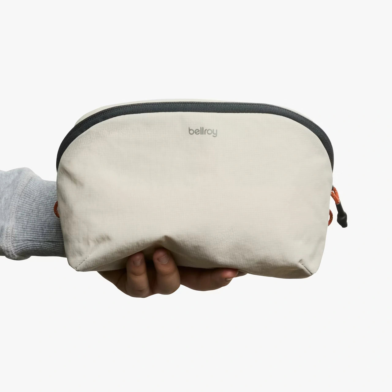 bellroy packing pouch 3 liter ash, i hånden