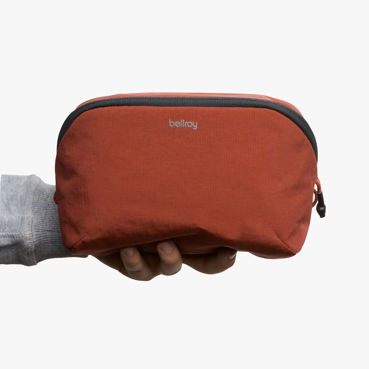bellroy lite pouch 3 liter clay i hånden