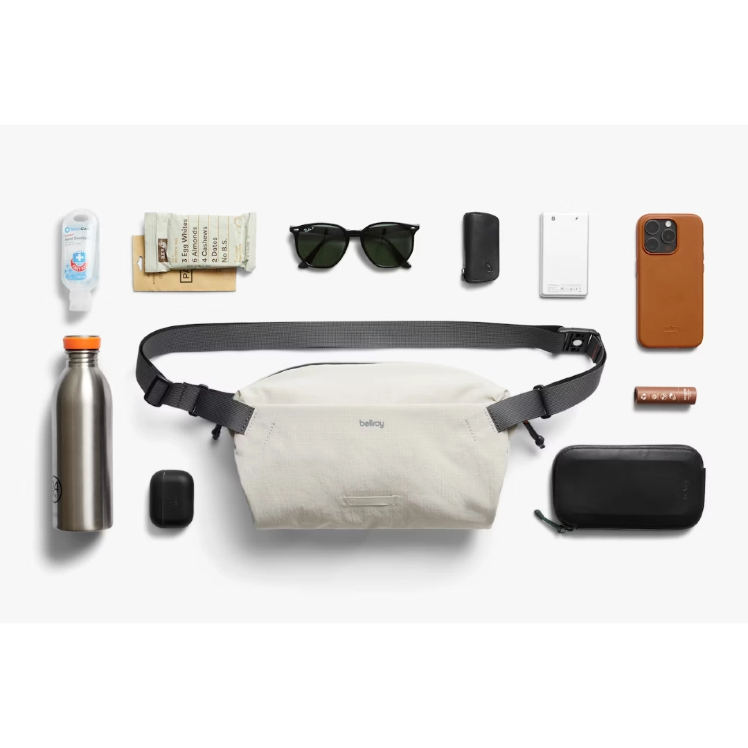 Bellroy lite sling ash med eksempel på indhold