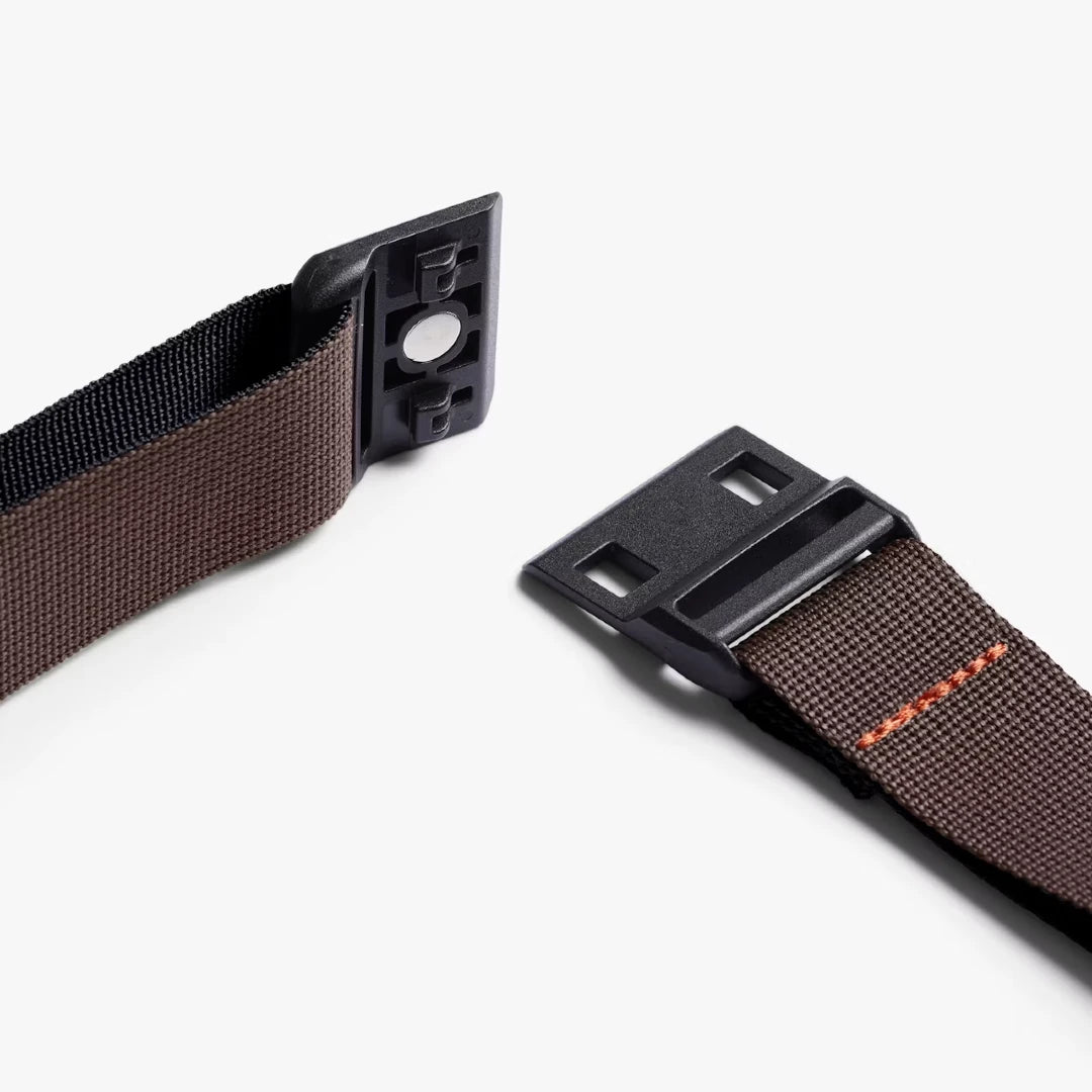 Bellroy Lite Sling i farven River Rock/ Brun magnestisk lukning