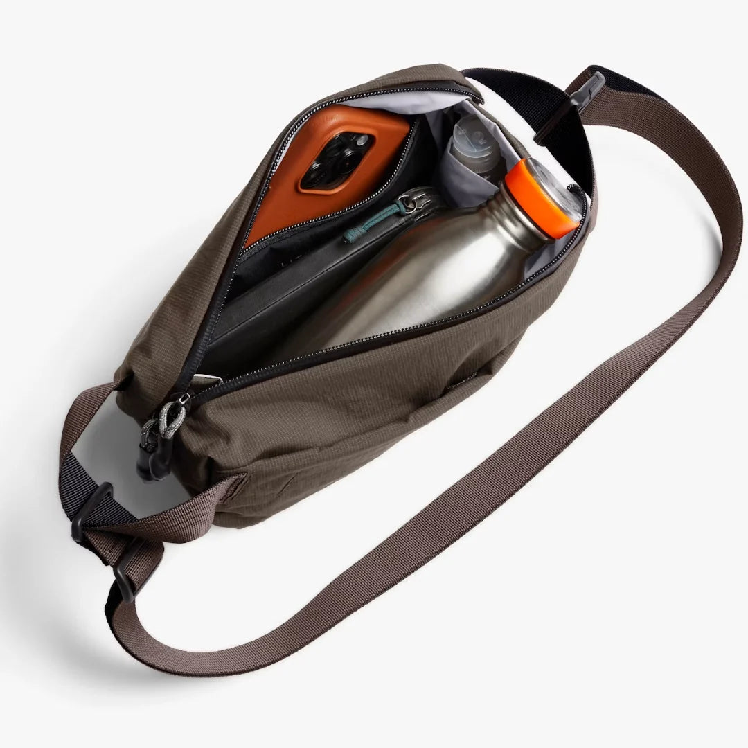 Bellroy lite sling mini river rock brun, med flaske og telefon
