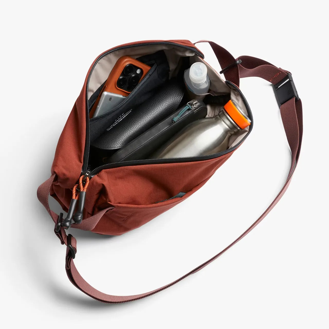 Bellroy lite sling clay, åben med indhold