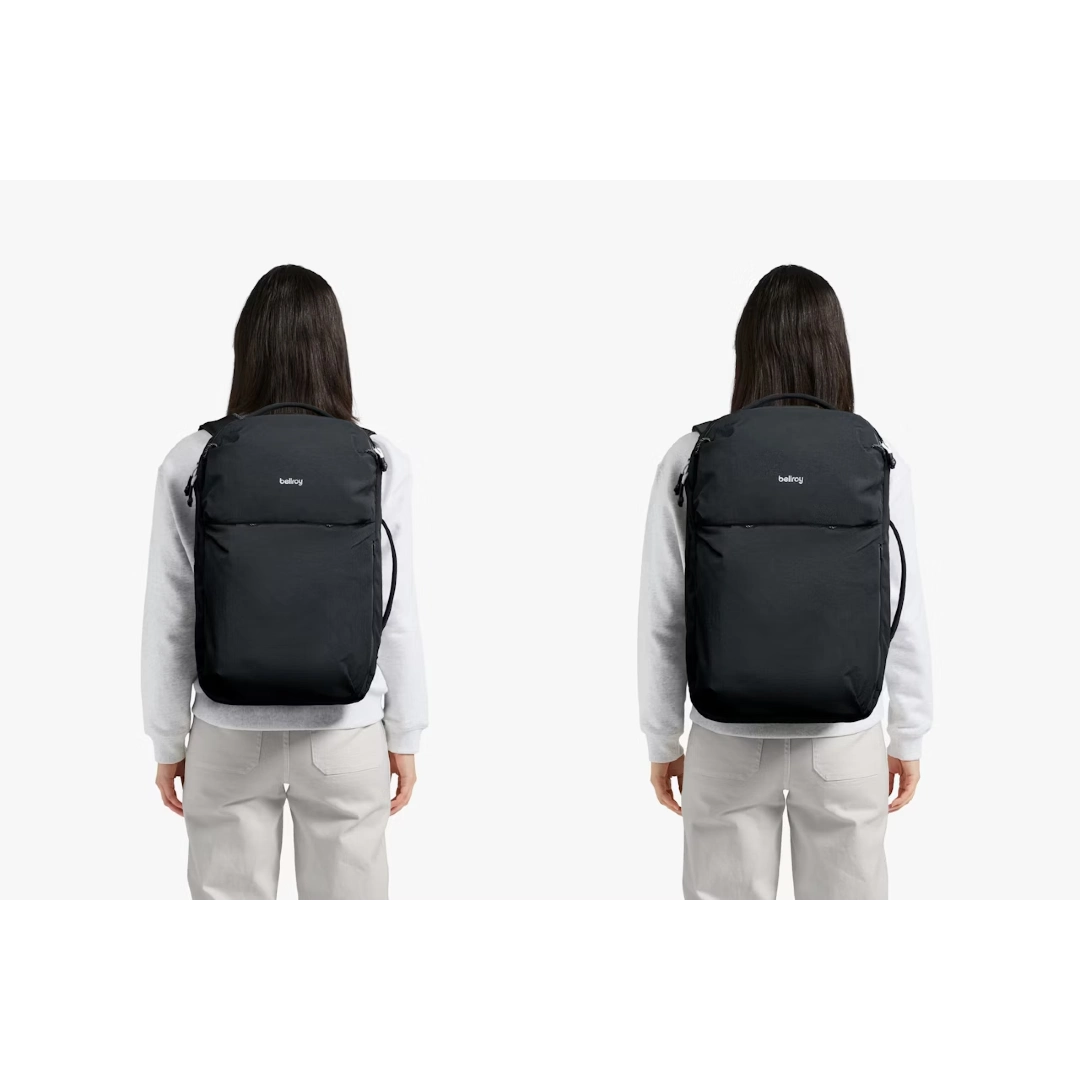 Kvinde med Bellroy Lite Travel Pack 30 og 38 liter, sort