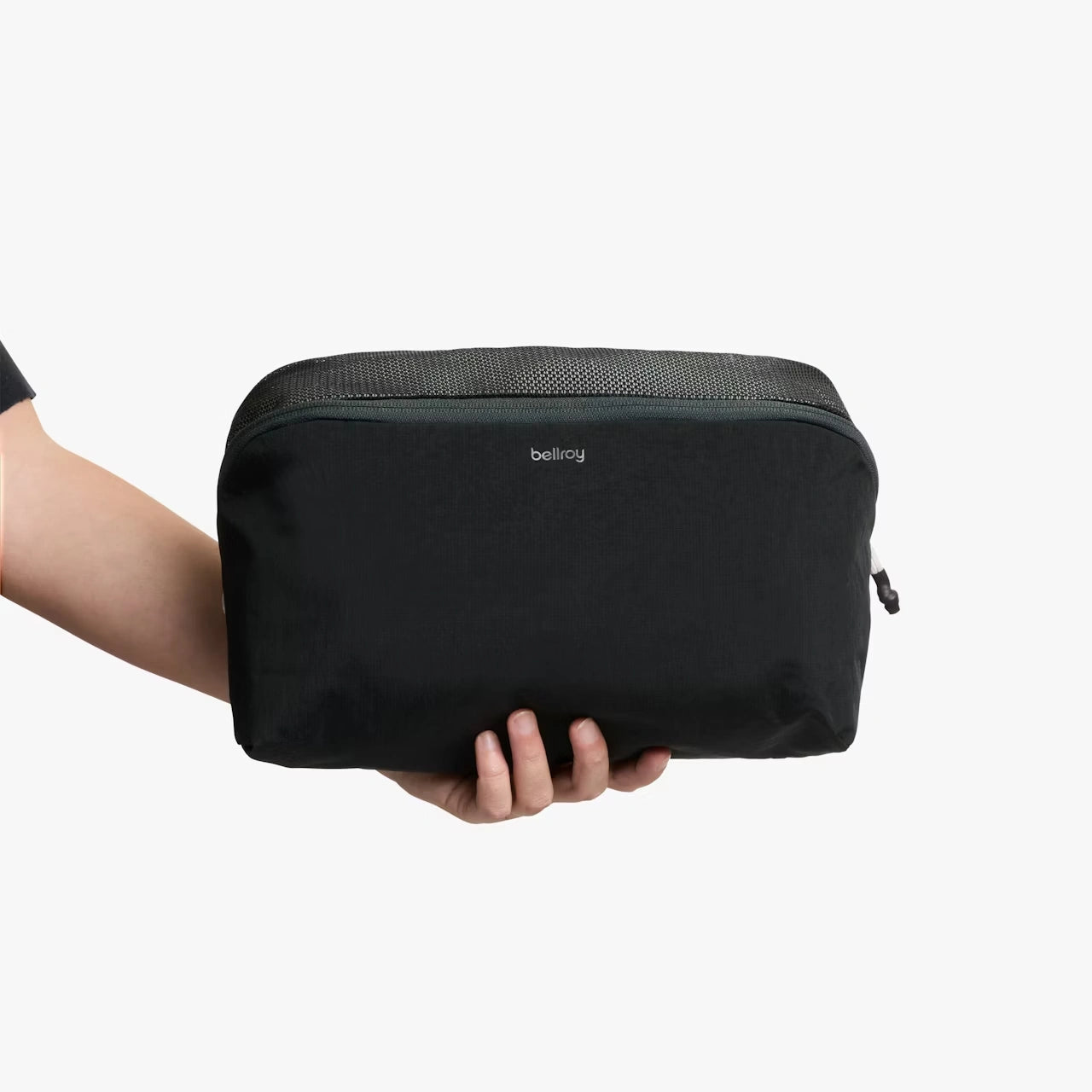 Bellroy lite packing cube 6L sort, i hånden