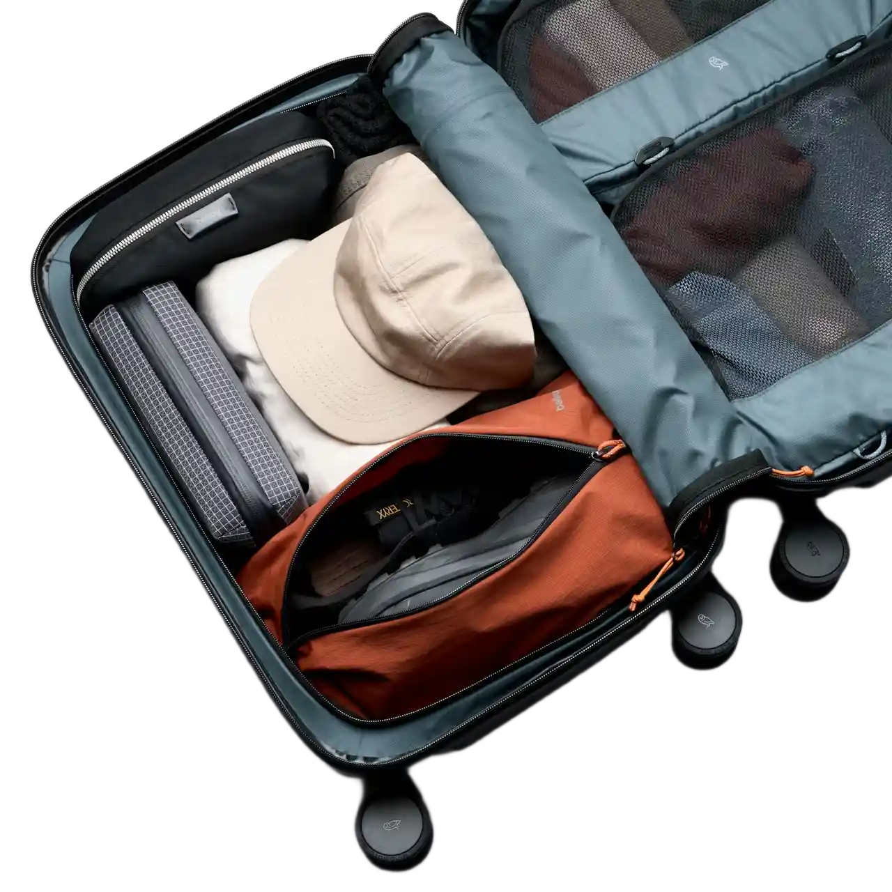Bellroy Sort Transit Carry On kabinekuffert, åben med indhold