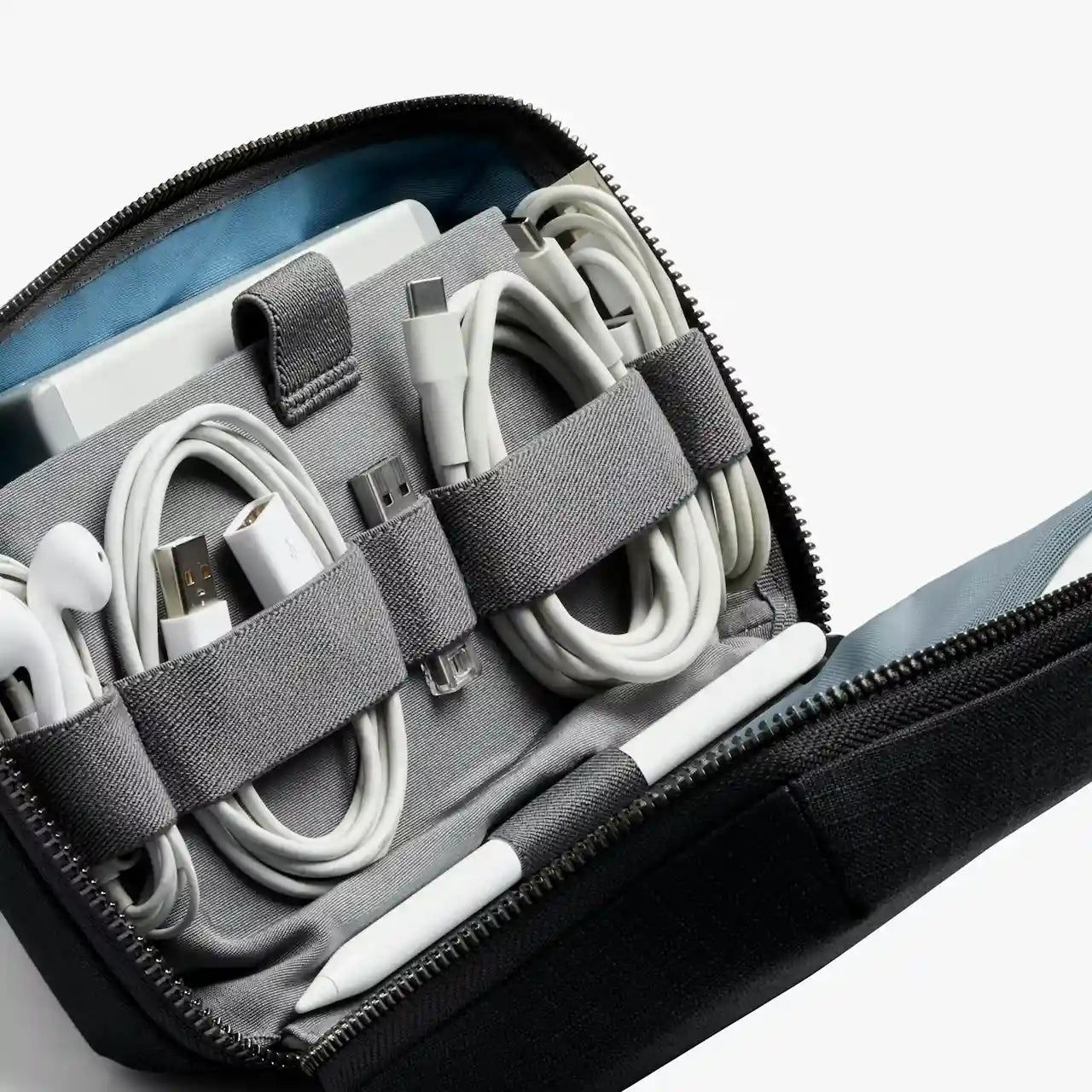 Bellroy sort techkit med indhold