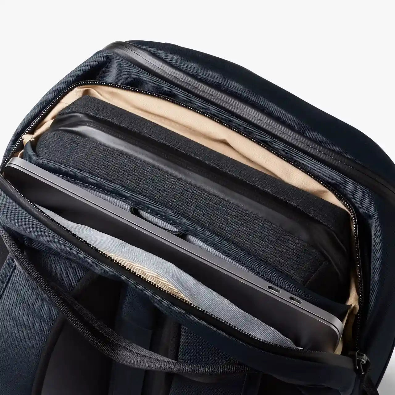 Bellroy transit workpack 20 liter, mørkeblå nightsky, åben, detalje