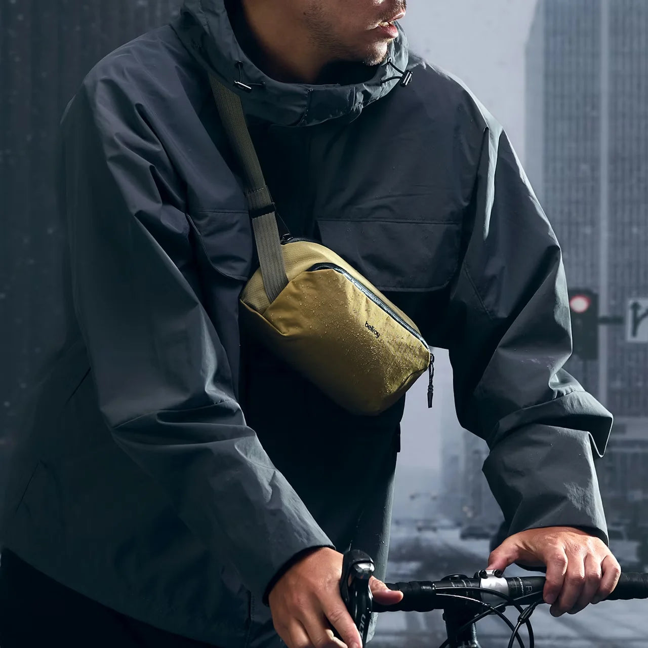 Mand med Bellroy venture sling 2,5 l