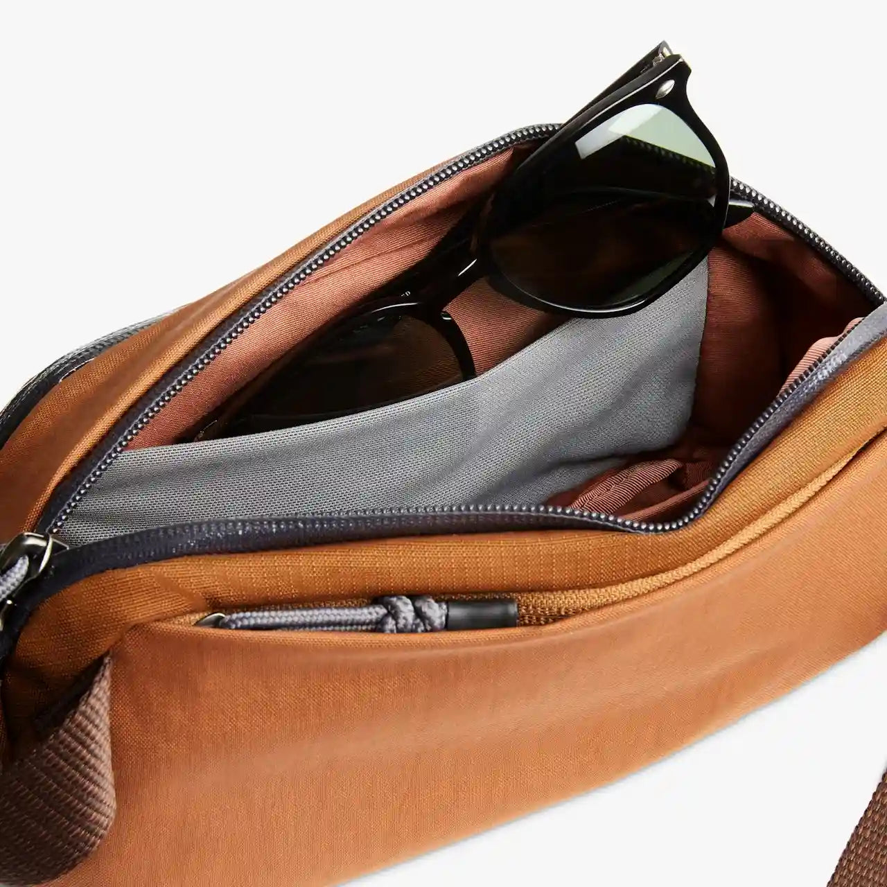 Bellroy Venture Ready sling 2,5 liter, Bronze, med solbriller