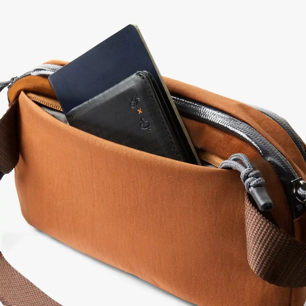 Bellroy Venture Ready sling 2,5 liter, Bronze, med pas og pung