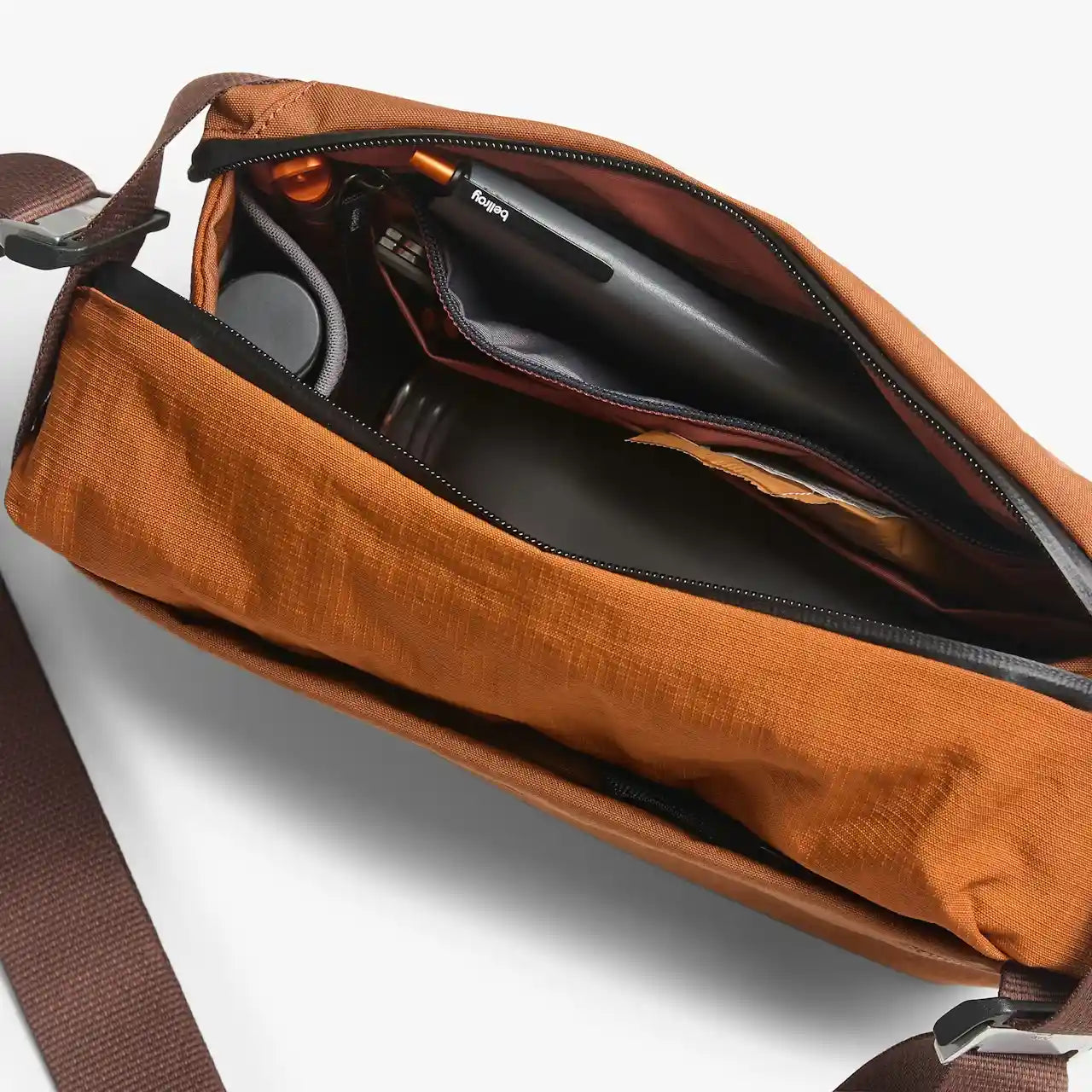 Bellroy Venture sling 6 l Bronze, åbent hovedrum