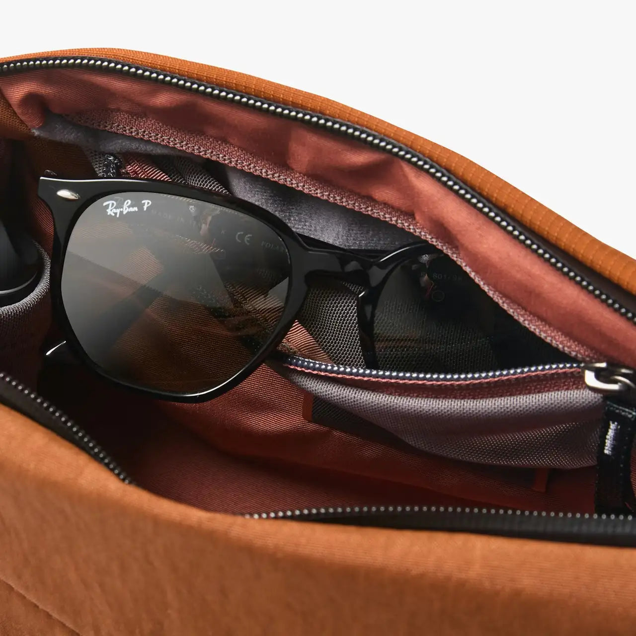 Bellroy Venture sling 6 l Bronze, med solbriller
