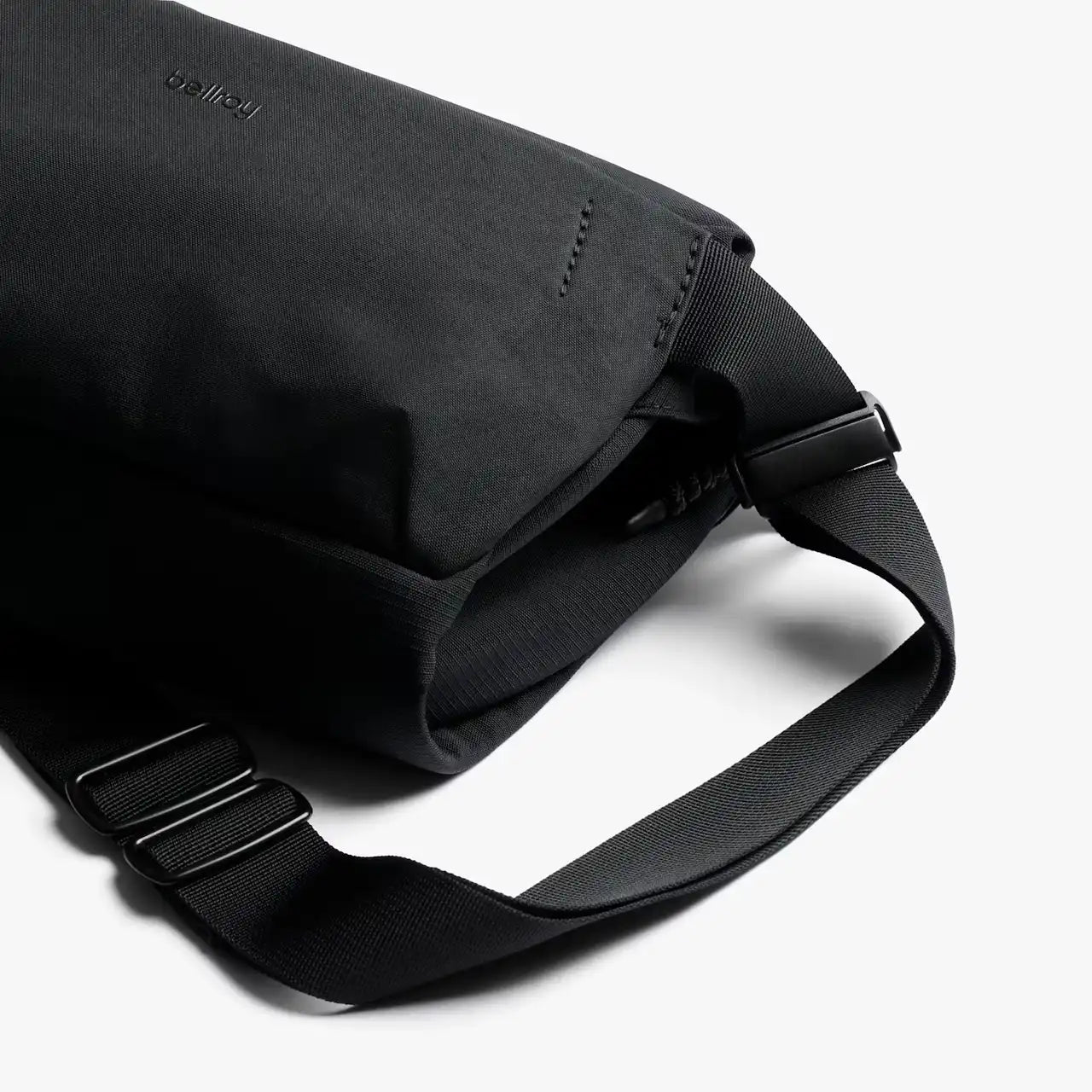 Bellroy venture sling 6 liter sort, med bred strop