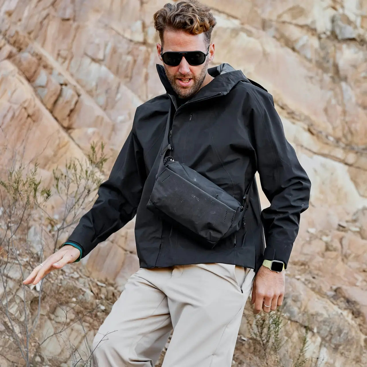 Mand med Bellroy venture sling 6 liter sort