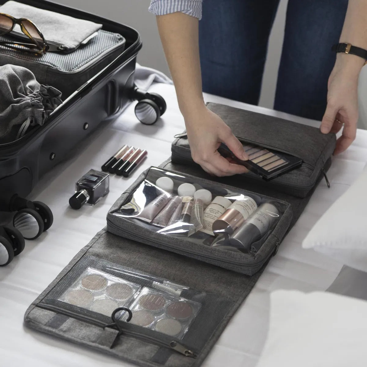 hængende toilettaske åben med ting i