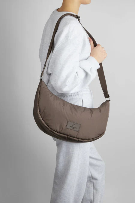 Kvinde med Markberg Cloud MBG Sling Bag - Major Brown