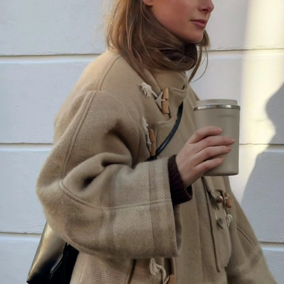 Kvinde med Aya og Ida cup to go cream beige