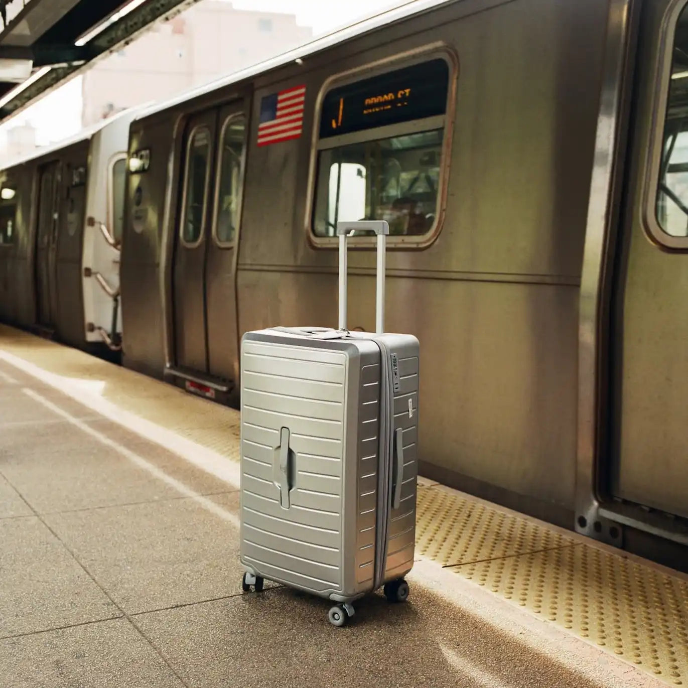 Day silver trunk 24" kuffert på togstation