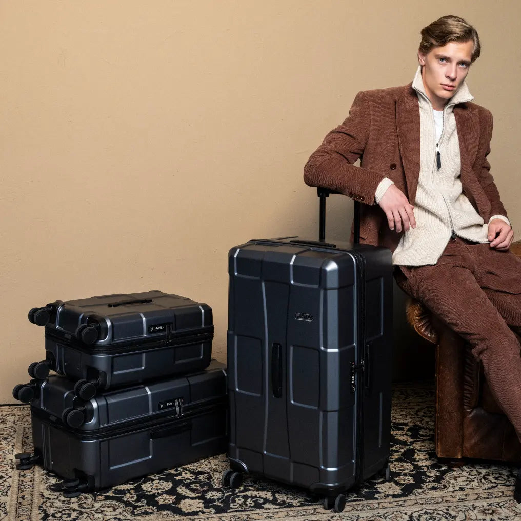 Mand med Epic Crate Trunks Staelth Grey