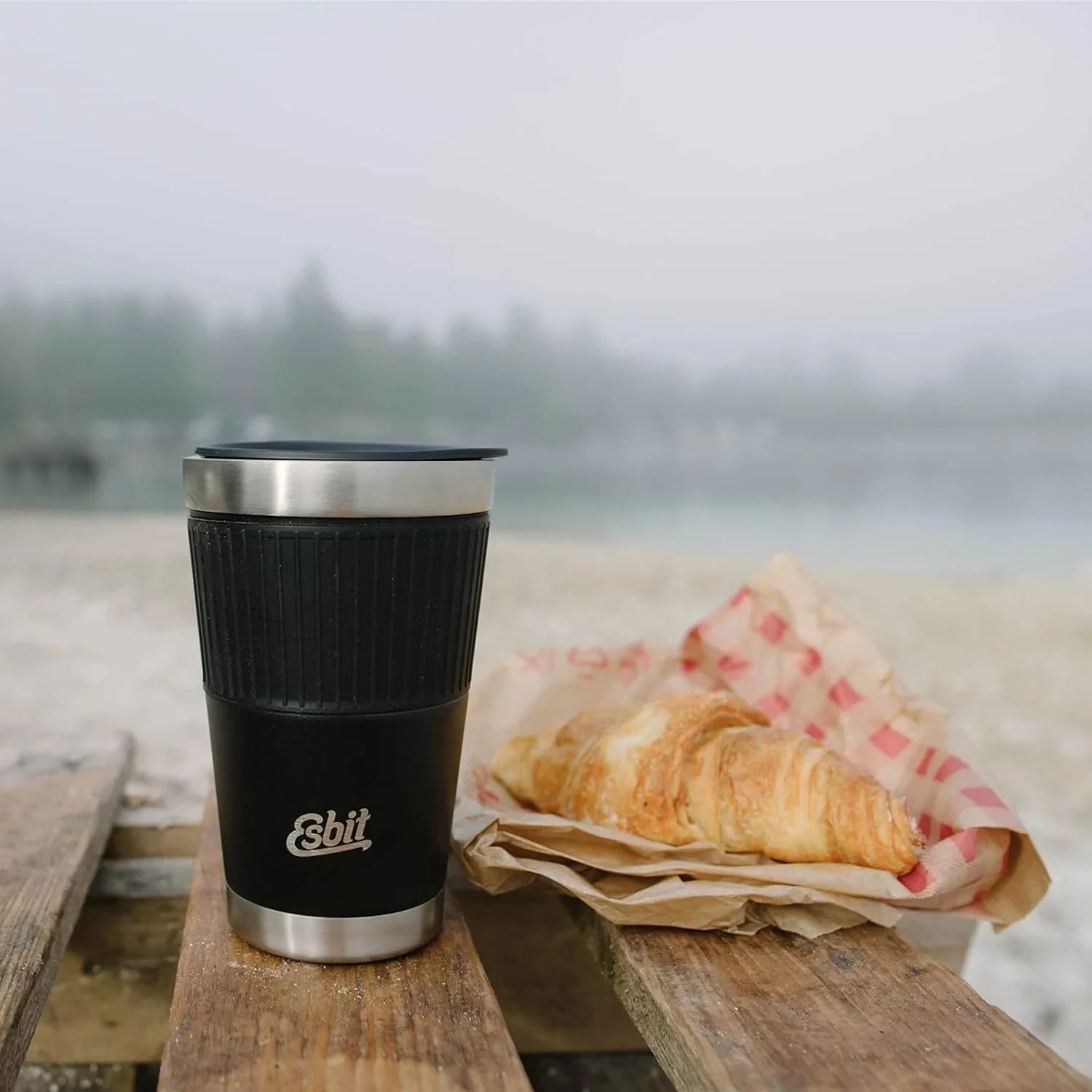 Esbit Sculptor termokrus. sort 550ml i naturen på en bænk