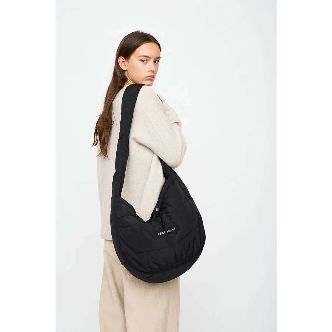 pige med estess bag fra esme studios
