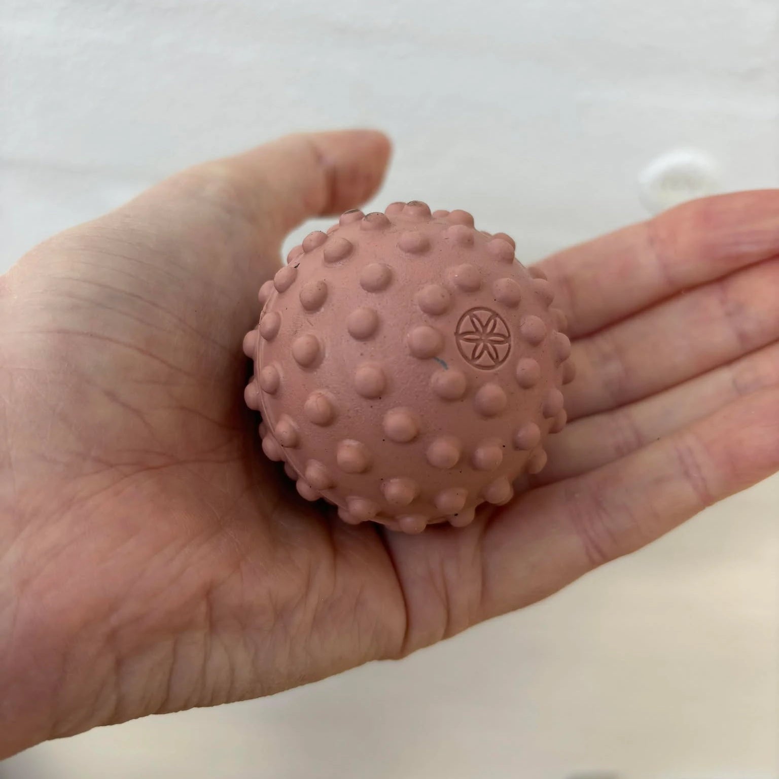 gaiam massagebold i hånden