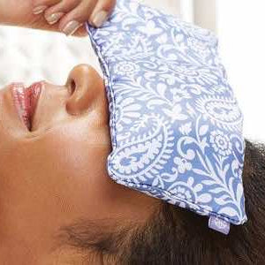 Dame med gaiam lavendel øjenpude