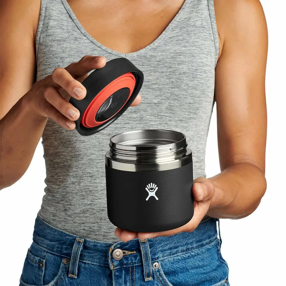 Kvinde med Hydro Flask madtermos 591 ml i sort